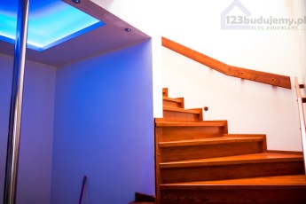 schody na poddasze zabiegowe z okładziną drewnianą