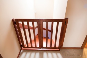 barierka przed schodami bezpieczeństwo dzieci