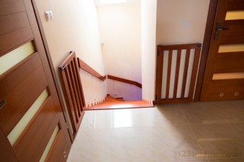 zabezpieczenie schodów przed niebezpieczeństwem dla dzieci