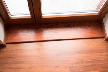 drewniany próg przed drzwiami na balkon