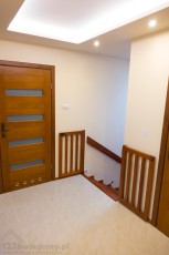 drzwi drewniane korytarz przed schodami na poddaszu