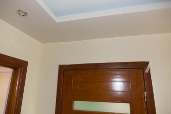 sufit podwieszany na przedpokoju malowanie