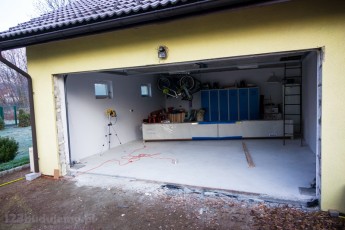 montaż bramy hormann w garażu dwustanowiskowym