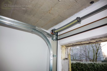 naciąg sprężyny bramy segmentowej hormann