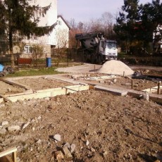 zalewanie betonem oszalowanych fundamentów