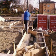zalewanie betonem zazbrojonych fundamentów