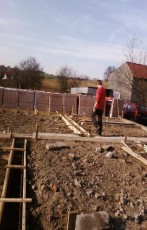 szalowanie wykopanych rowów na fundamenty, zbrojenie stalą