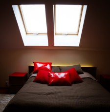 aranżacja sypialni poświada pod łóżkiem