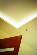 ozdobny sufit, konstrukcja na suficie, podświetlenie sufitu