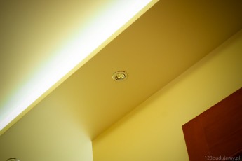 aranżacja nowoczesnego sufitu z oświetleniem