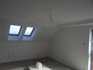 ściany wymalowane farbą tikkurila super white, śnieżnobiała doskonale kruje