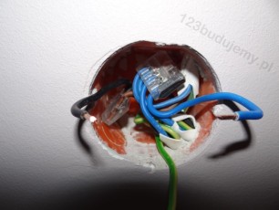 jak pomieścić połączone kable w głębokich puszkach elektrycznych