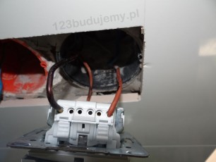 montaż gniazdka elektrycznego w łazience w płytkach na ścianie