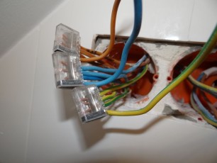 łączenie przewodów do gniazdek w głębokiej puszcze