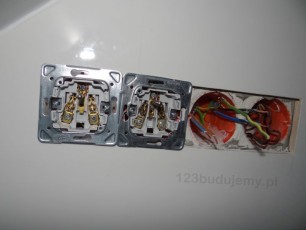 kilka gniazdek w rzędzie w łazience przy lustrze