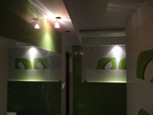 aranżacja oświetlenie w łazience, podświetlenie górne płytek