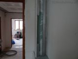 dekoracyjna konstrukcja z kg płyt kartonowo gipsowych na ścianie w łazience, podświetlenie ledowskie