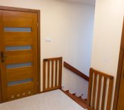 drzwi drewniane korytarz przed schodami na poddaszu