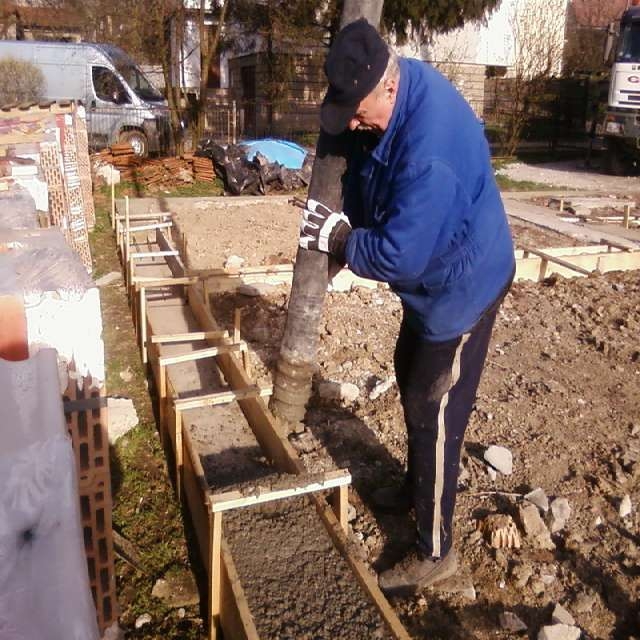 zalewanie fundamentów pompa beton, betoniarka