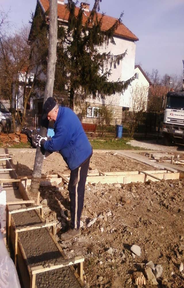 kierownik budowy nadzoruje zalewanie fundamentów