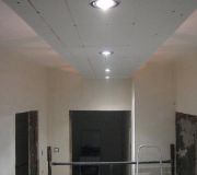 podwieszana półka z regipsu  z oświetleniem i podświetleniem