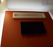 ozdobny sufit z kg, podświetlenie telewizora na ścianie, półka nad telewiozrem