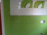 ściana z miską wc oraz bidetem, płytki zielone z tubądzina