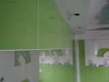 podwieszana półka z halogenami w łazience na ścianie do pomalowania