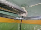 rury wentylacyjne i kabel do oświetlenie halogenowego nad prysznicem