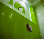 wc podwieszane muszla kolo zielone płytki w kropki duże dekory na środku ściany
