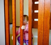 dziecko przed schodami furtka barierka bramka