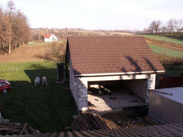 dach nad garażem wolnostojącym dwuspadowy dachówka euronit brązowa