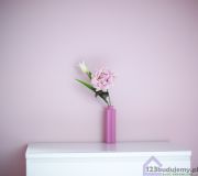 Pokój dzieci, różowa ściana ozdobny flakonik na komodzie