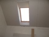 obróbka okna dachowego płytami kartonowo-gipsowymi zabudowa poddasza sufit podwieszany
