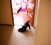 Mała Julcia w holu przed pokojem Zuzi