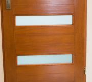 Drzwi drewniane wykonanie tuleji wentylacyjnych