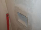 półki pod prysznicem w ścianie