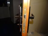 drzwi sosnowe, drzwi drewniane montowanie klamki drzwiowej