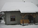 dom od tyłu przykryty śniegiem