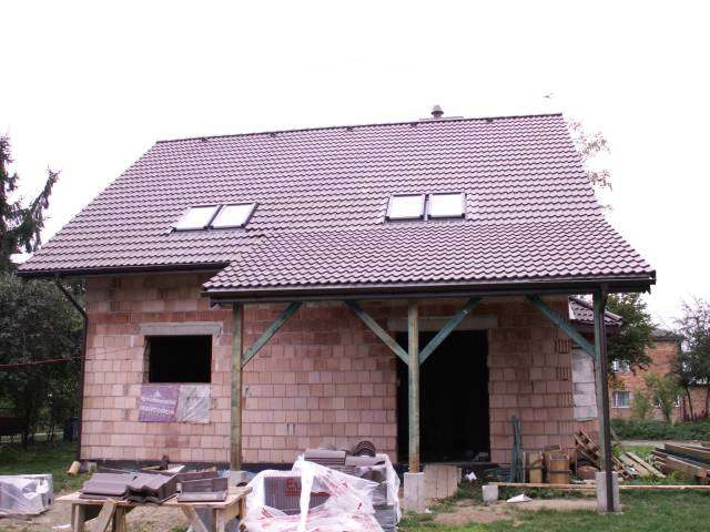 gotowy dach nad tarasem, zamontowane okna dachowe