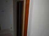 obrobione framugi drzwi, wykończone akrylem do około drzwi