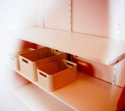 zabudowa szafy półki z koszykami na bieliznę