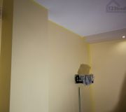 malowanie ściany w salonie odnowienie