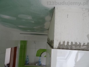 płytki Tubądzin colour białe gładkie na kominie w łazience, narożniki szlifowane w kąt 45 stopni