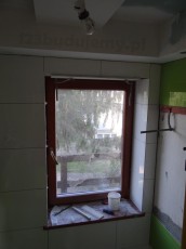 okno drewniane w łazience, wnęką na umywalką