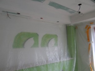 sufit podświetlany ozdobna konstrukcja na suficie i ścianie oświetlenie halogenowe
