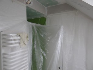 grzejnik łazienkowy ręcznikowiec, wnęka prysznicowa, sufit podwieszany nad prysznicem, led pod prysznicem