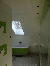 łazienka pomalowana, płytki tubądzin colour green pop, skosy i sufit na biało