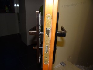 drzwi sosnowe, drzwi drewniane montowanie klamki drzwiowej