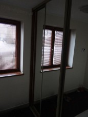 okno drewnaine z żaluzjami w kolorze okien parapety z aglomarmuru w odcieniu okien
